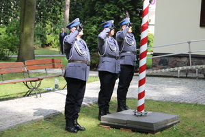 policjanci pocztu flagowego oddają honor