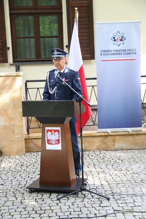 Pan Komendant Powiatowy Policji w Aleksandrowie Kujawskim kieruje słowo zaproszonych gości i policjantów