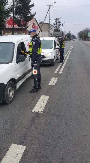 policjanci kontrolują stan trzeźwości kierujących pojazdami osobowymi