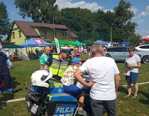 stojące motocykl i policjant w tle festyn