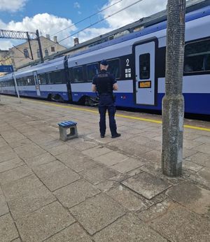 policjant przy pociągu