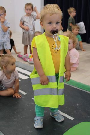 chłopiec w kamizelce odblaskowej