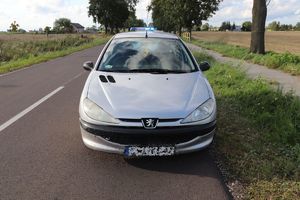 pojazd marki peugeot stoi po lewej stronie  jezdni