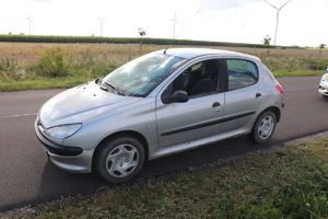 bok pojazdu marki peugeot