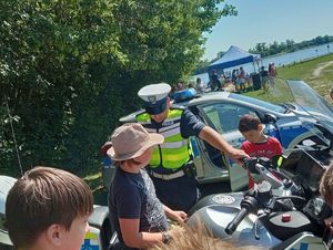 policjant przy motocyklu z dziećmi