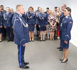 dowódca melduje zakończenie uroczystości