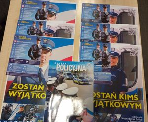 przygotowane pakiety ulotek i plakatów promujących służbę w policji