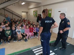 policjantka ze strażnikiem w tle grupa dzieci