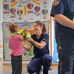 policjantka zakłada dziecku kamizelkę