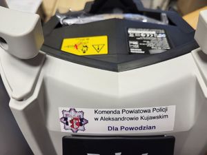 osuszacz  z naklejką z informacją o KPP Aleksandrów Kujawski, napis &quot;dla powodzian&quot;