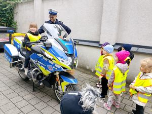 dzieci siadają na policyjny motocykl