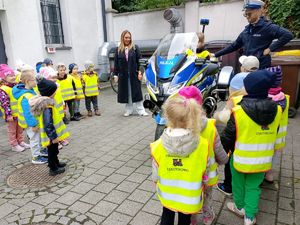 dzieci stoją przy motocyklu