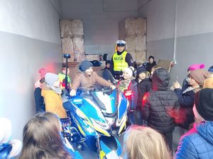 policjant pokazuje dzieciom motocykl