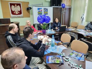 uczestnicy siedzą i przeglądają materiały przekazane prze policję