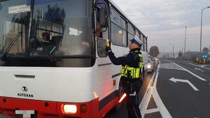 policjant sprawdza trzeźwość kierowcy autobusu