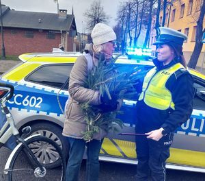 policjantka przekazuje odblask kobiecie na rowerze