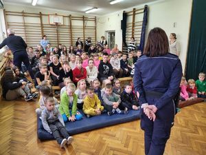 policjantka stoi przed grupą dzieci