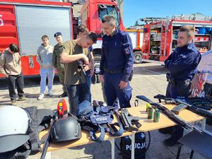 policjanci OPP pokazują broń uczniowi