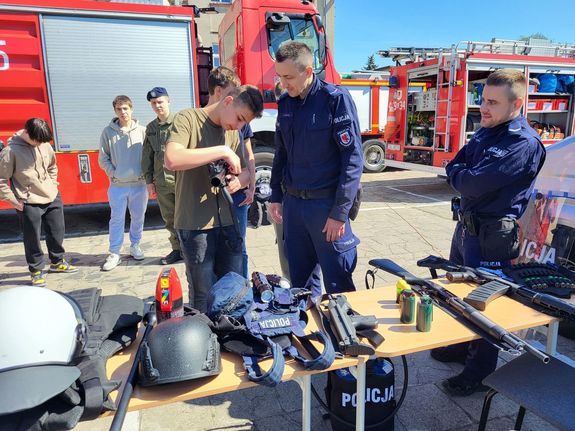 policjanci OPP pokazują broń uczniowi