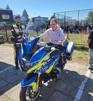 kobieta siedzi na policyjnym motocyklu