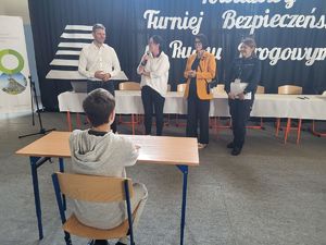 policjantka z organizatorami otwierają konkurs