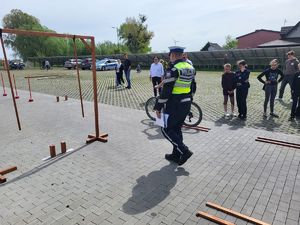 uczeń pokonuje tor przeszkód