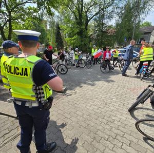 policjant rozmawia z uczestnikami rajdu