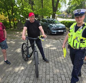 policjant stoi przy rowerzyście