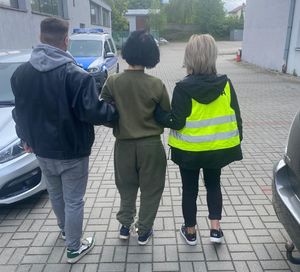 policjanci prowadzą zatrzymaną