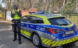 policjant rejestruje prędkość przy radiowozie