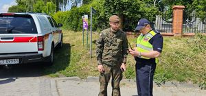 policjant rozmawia z żołnierzem