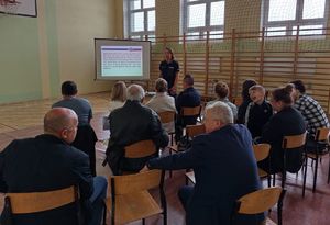 policjantka omawia prezentację