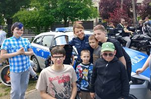 dzieci z policjantką