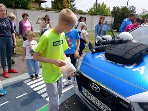 chłopiec patrzy w kierunku radiowozu gdzie leży mundur