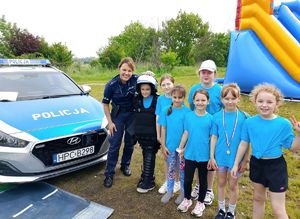 policjantka z grupą dzieci