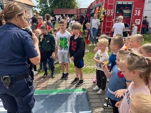 policjantka prowadzi spotkanie z dziećmi
