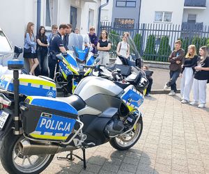 motocyle policyjne prezentowane uczniom