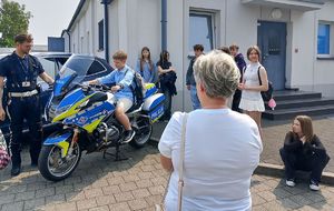 prezentacja motocykla młodzieży przez policjanta