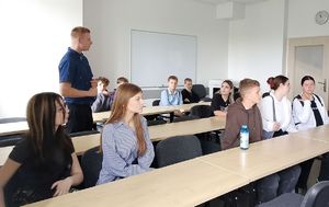 spotkanie nieumundurowanego policjanta z młodzieżą