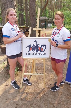 dwie dziewczyny z medalami przy  potykaczu z okazji 100 lecia kobiet w Policji