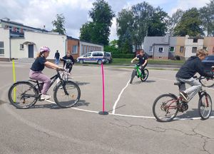 dzieci jeżdżą na rowerach