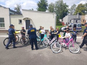 mundurowi wręczają kamizelki odblaskowe