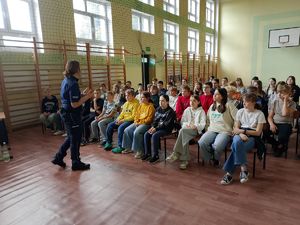 policjantka stoi przed grupą dzieci