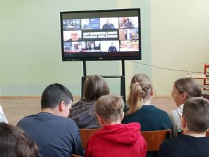 dzieci oglądają film