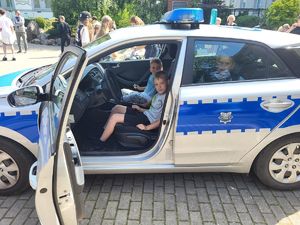chłopcy siedzą w radiowozie