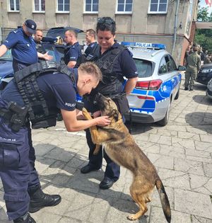 policjant przytula swojego psa