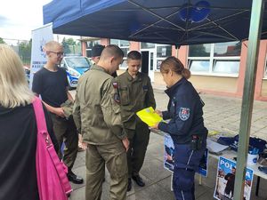 policjantka przekazuje kamizelkę odblaskową