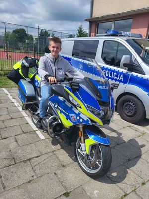 uczeń siedzi na motocyklu