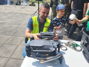 policjant pokazuje dron