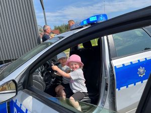 dziewczynka w radiowozie